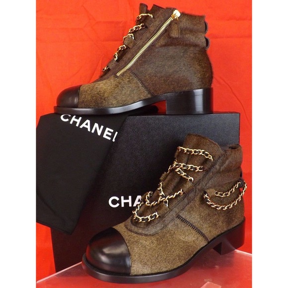 NIB CHANEL BROWN GOLD CHARMS CHAIN BLACK CAP TOE PONY HAIR ANKLE BOOTS 38.5 $2K - Picture 4 of 12